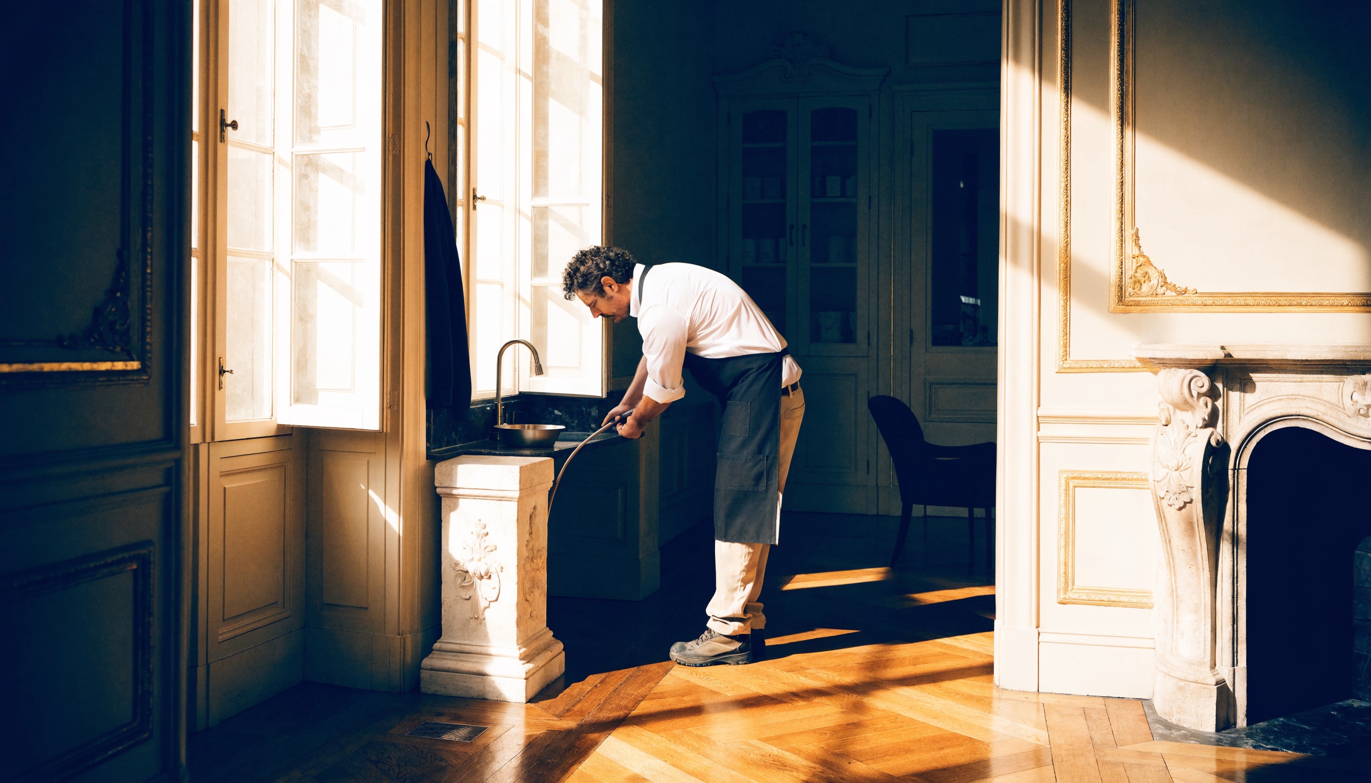 Technicien Curage 75 intervenant sur une canalisation dans un immeuble haussmannien du Marais à Paris